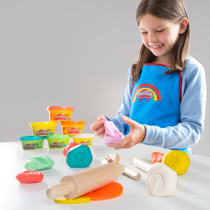 roba x Play-Doh Mesa de Manualidades con Taburete, 6 Botes de Plastilina y Accesorios de Juego - A Partir de 3 Años