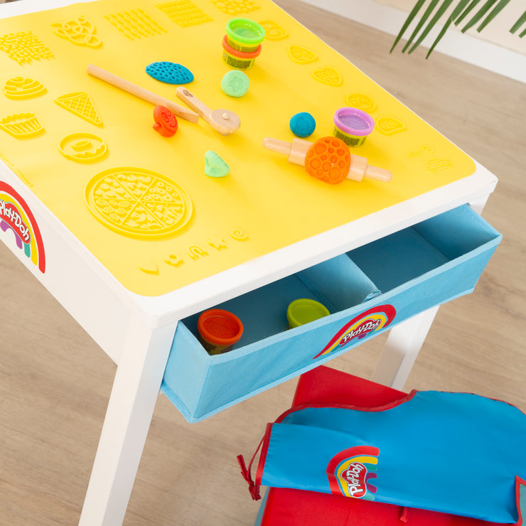 roba x Play-Doh Mesa de Manualidades con Taburete, 6 Botes de Plastilina y Accesorios de Juego - A Partir de 3 Años