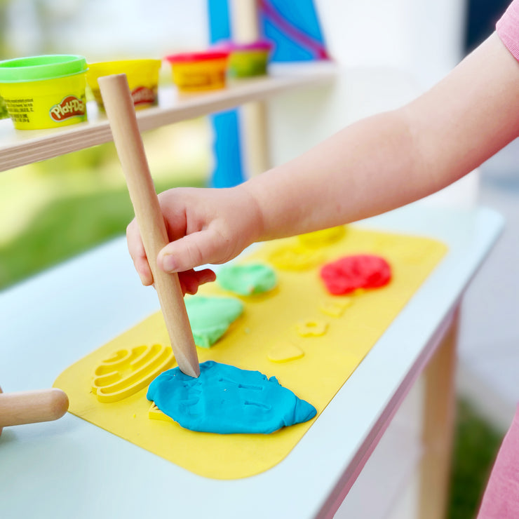 roba x Play-Doh Juego con Caja, Alfombrilla Creativa, 12 Plastilinas, Herramientas de Madera y Delantal